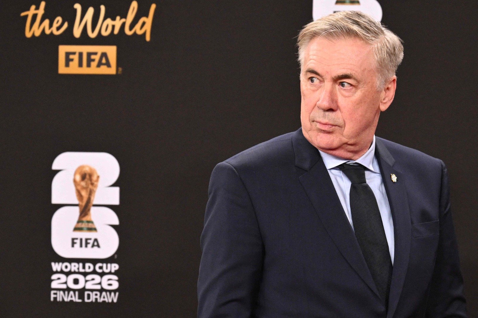 Técnico Carlo Ancelotti durante sorteio da Copa do Mundo de 2026 (foto: Roberto Schmidt/AFP)