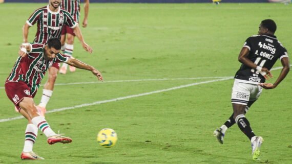 Momento em que Serna chutou para marcar pelo Fluminense (foto: LEONARDO BRASIL/FLUMINENSE - 11/12/2025)