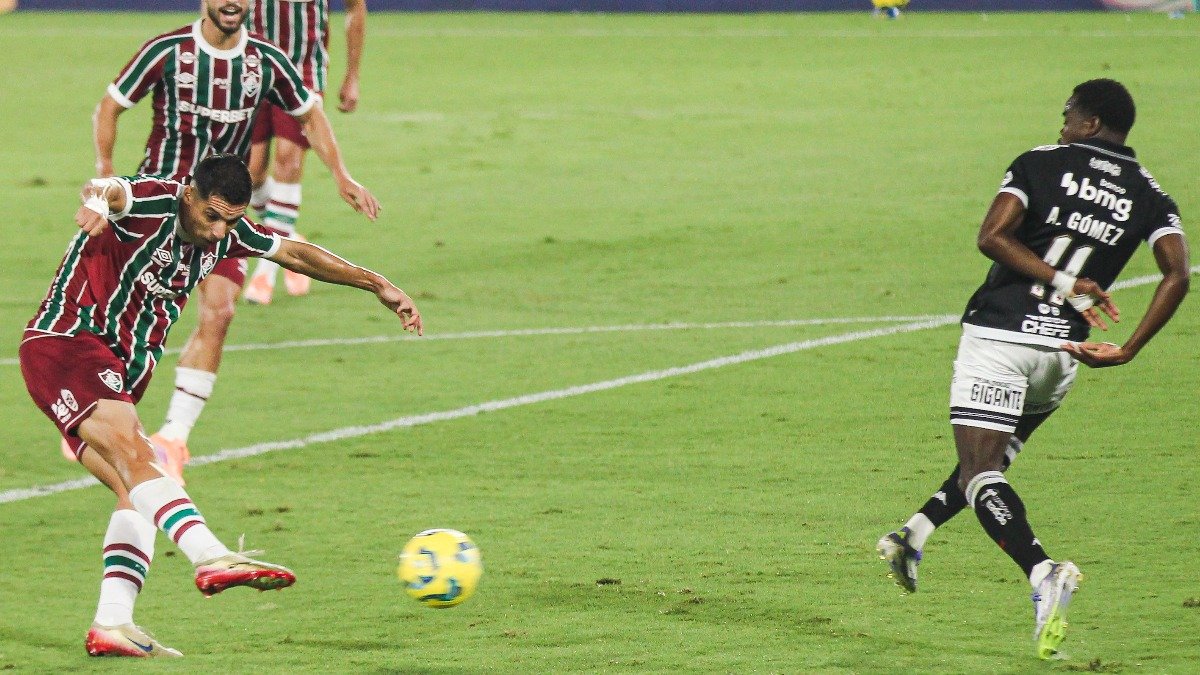 Momento em que Serna chutou para marcar pelo Fluminense - (foto: LEONARDO BRASIL/FLUMINENSE - 11/12/2025)