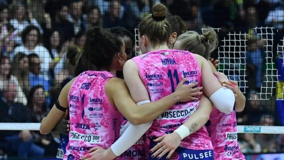 Conegliano, de Gabi Guimarães, comemora ponto (foto: Divulgação/Conegliano)