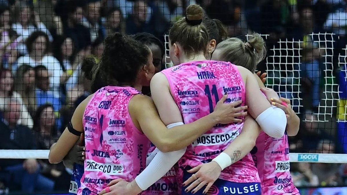 Conegliano, de Gabi Guimarães, comemora ponto (foto: Divulgação/Conegliano)