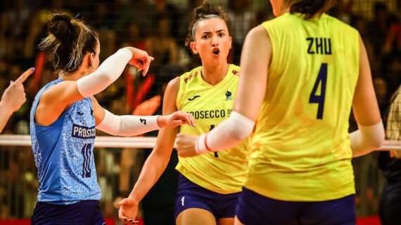 Gabi Guimarães comemora ponto pelo Conegliano contra o Osasco no Mundial de Clubes Feminino de Vôlei (foto: Divulgação/FIVB)