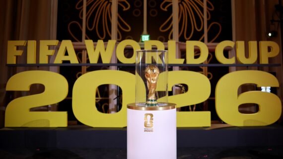 Troféu da Copa do Mundo e letreiro da edição de 2026 (foto: Divulgação/Fifa)