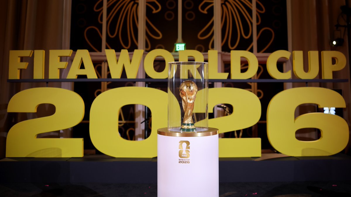 Troféu da Copa do Mundo e letreiro da edição de 2026 (foto: Divulgação/Fifa)