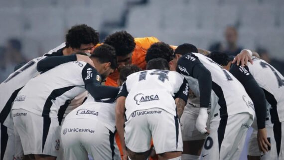 Jogadores do Corinthians reunidos antes de jogo (foto: Divulgação/Corinthians)