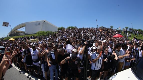 Torcedores do Corinthians em frente à Neo Química Arena em festa pelo título da Copa do Brasil (foto: José Manoel Idalgo/Corinthians)