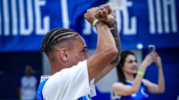 Robert, atacante do Copenhague, da Dinamarca (foto: Reprodução/Cruzeiro Basquete)