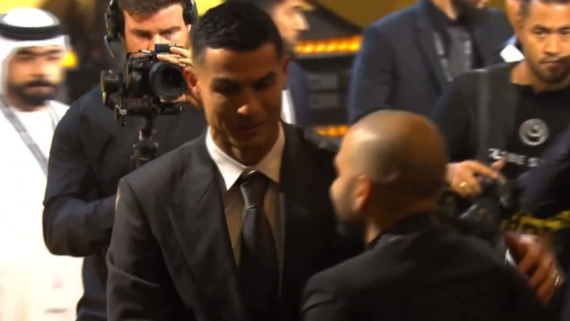 Cristiano Ronaldo e Daniel Alves se cumprimentam (foto: Reprodução)