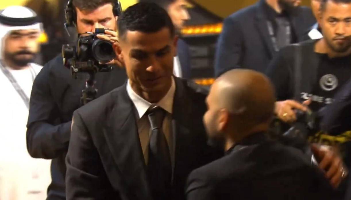 Cristiano Ronaldo e Daniel Alves se cumprimentam (foto: Reprodução)