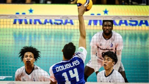 Douglas Souza em ação pelo Cruzeiro contra o Osaka Blueton, no Mundial de Clubes Masculino de Vôlei (foto: Divulgação/FIVB)