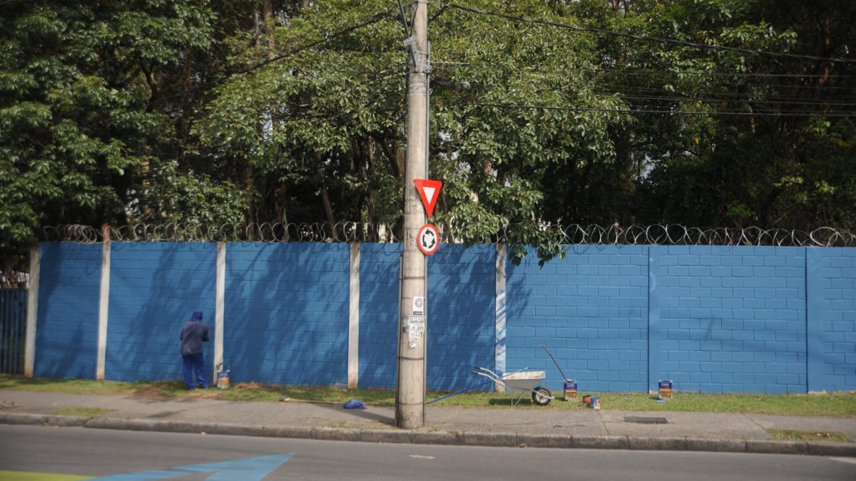 Cruzeiro cobre grafite de Gabigol vandalizado na Toca da Raposa 1, em Belo Horizonte