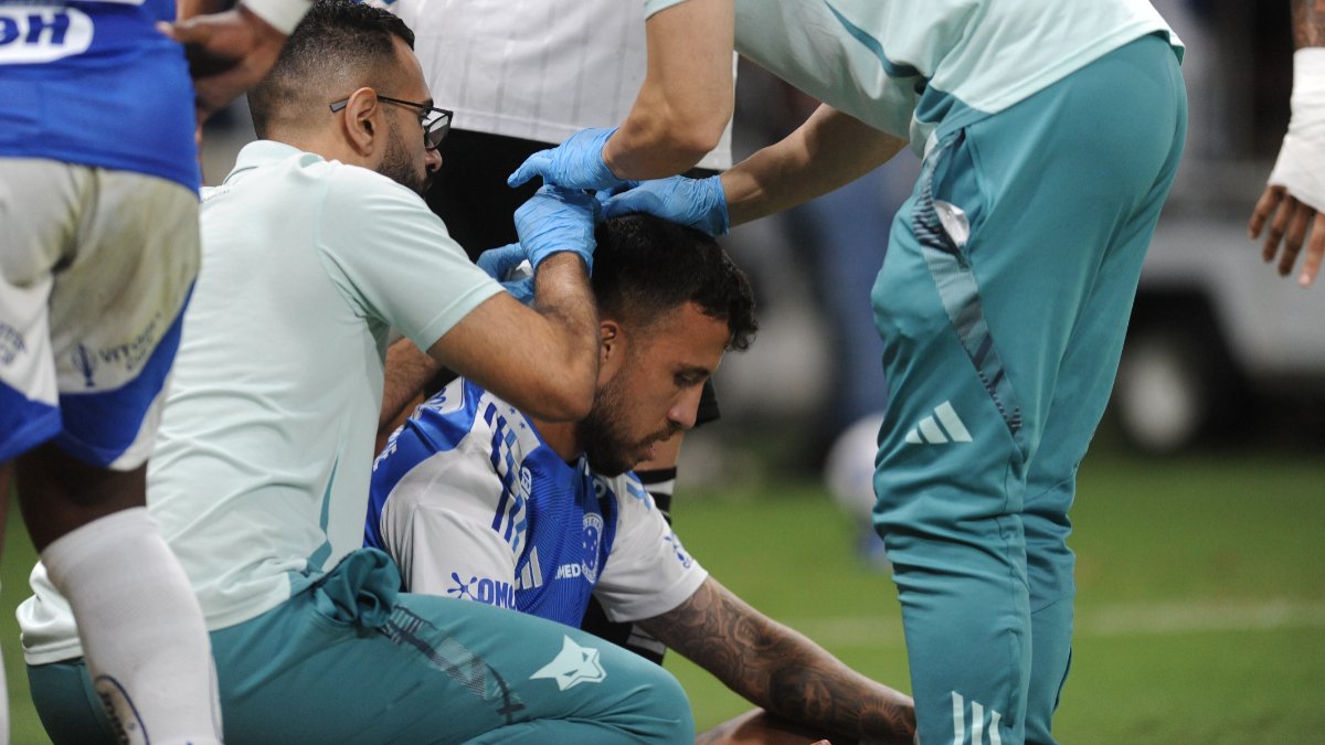 Momento em que Matheus Henrique foi atingido por médicos do Cruzeiro (foto: Alexandre Guzanshe/EM/DA Press - 4/12/2025)