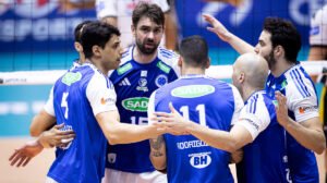 Cruzeiro comemora ponto sobre o Praia Clube na Superliga Masculina de Vôlei - Crédito: 