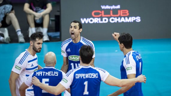 Jogadores de vôlei do Cruzeiro durante jogo do Mundial (foto: Agência I7/Cruzeiro)