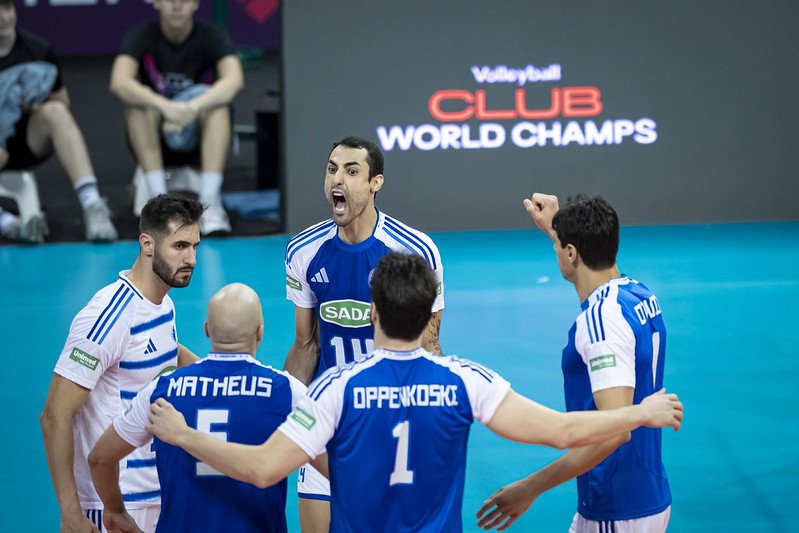 Jogadores de vôlei do Cruzeiro durante jogo do Mundial (foto: Agência I7/Cruzeiro)