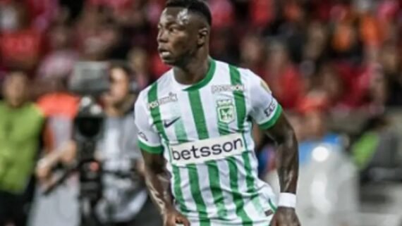 Jogador Marino Hinestroza em campo, camisa Atlético Nacional, listras verde e branca. (foto: Google)