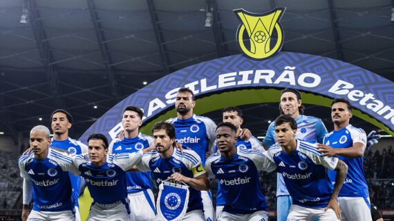 Elenco titular do Cruzeiro em empate por 2 a 2 com o Botafogo, pela 37ª rodada do Brasileiro de 2025 (foto: Gustavo Aleixo/Cruzeiro)