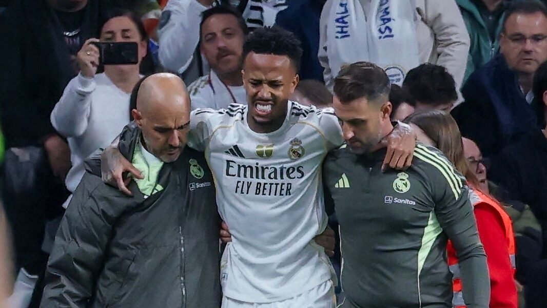 Éder Militão, do Real Madrid, sai de campo lesionado (foto: Thomas Coex/AFP)