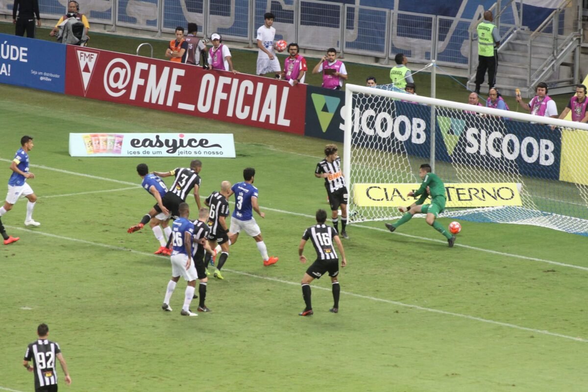 Lance do gol anulado, feito por Fred, na ida da final do Mineiro de 2019 (foto: Sidney Lopes/EM/D.A Press.)