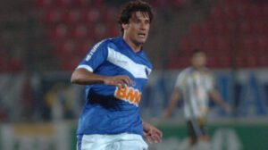 Fabrício em ação pelo Cruzeiro no Brasileirão de 2011, na Arena do Jacaré - Crédito: 