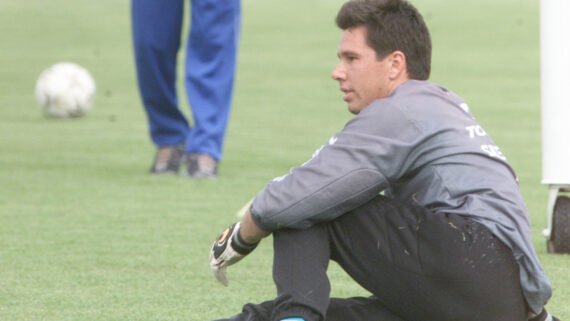 Doni, ex-goleiro do Cruzeiro, em treino na Toca da Raposa II, em 2004 (foto: Jorge Gontijo/EM/D.A Press)