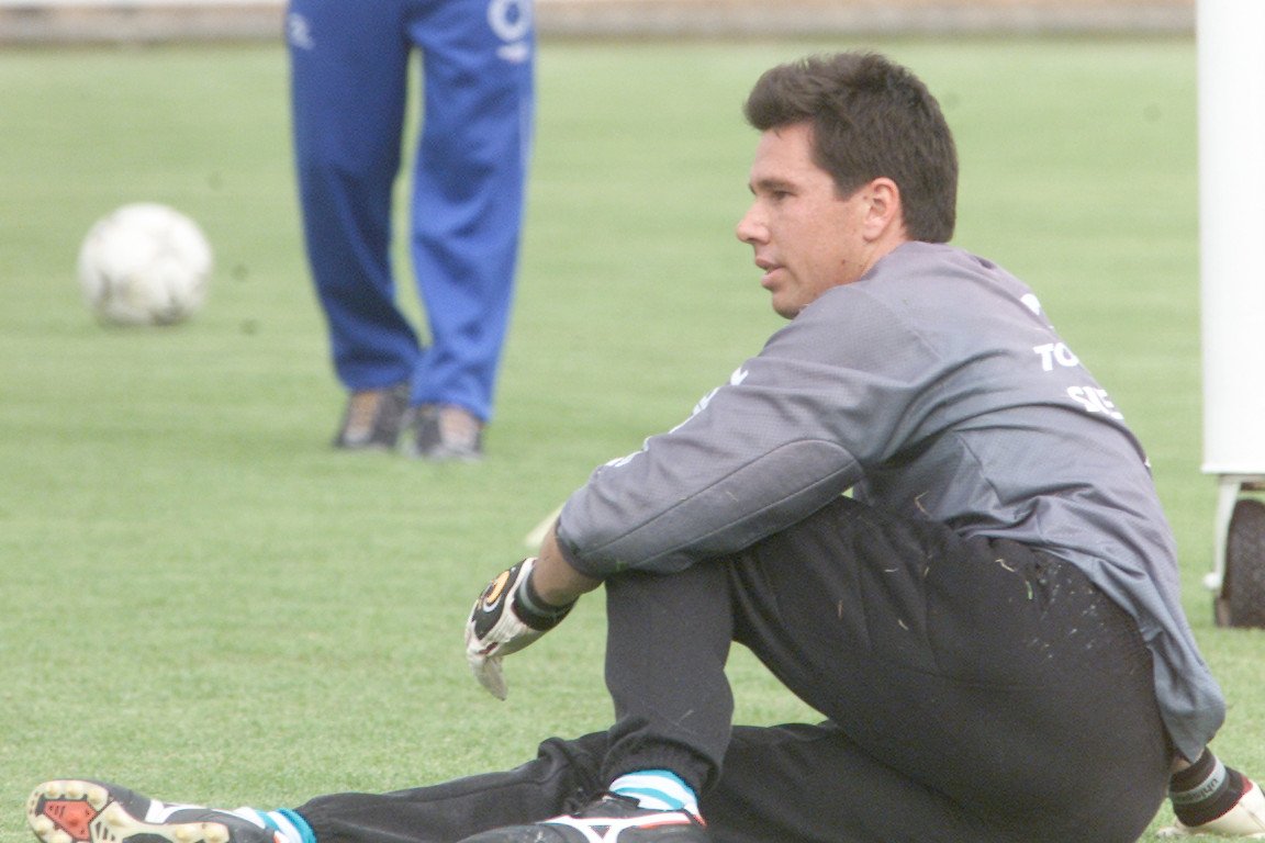 Doni, ex-goleiro do Cruzeiro, em treino na Toca da Raposa II, em 2004 (foto: Jorge Gontijo/EM/D.A Press)