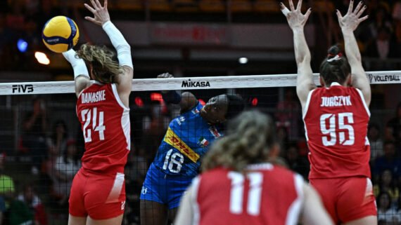 Paola Egonu no Mundial de Vôlei (foto: Lillian SUWANRUMPHA / AFP)