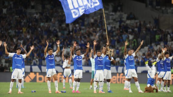 Elenco do Cruzeiro saudando a torcida no Mineirão, em Belo Horizonte (foto: Alexandre Guzanshe/EM/D.A Press)