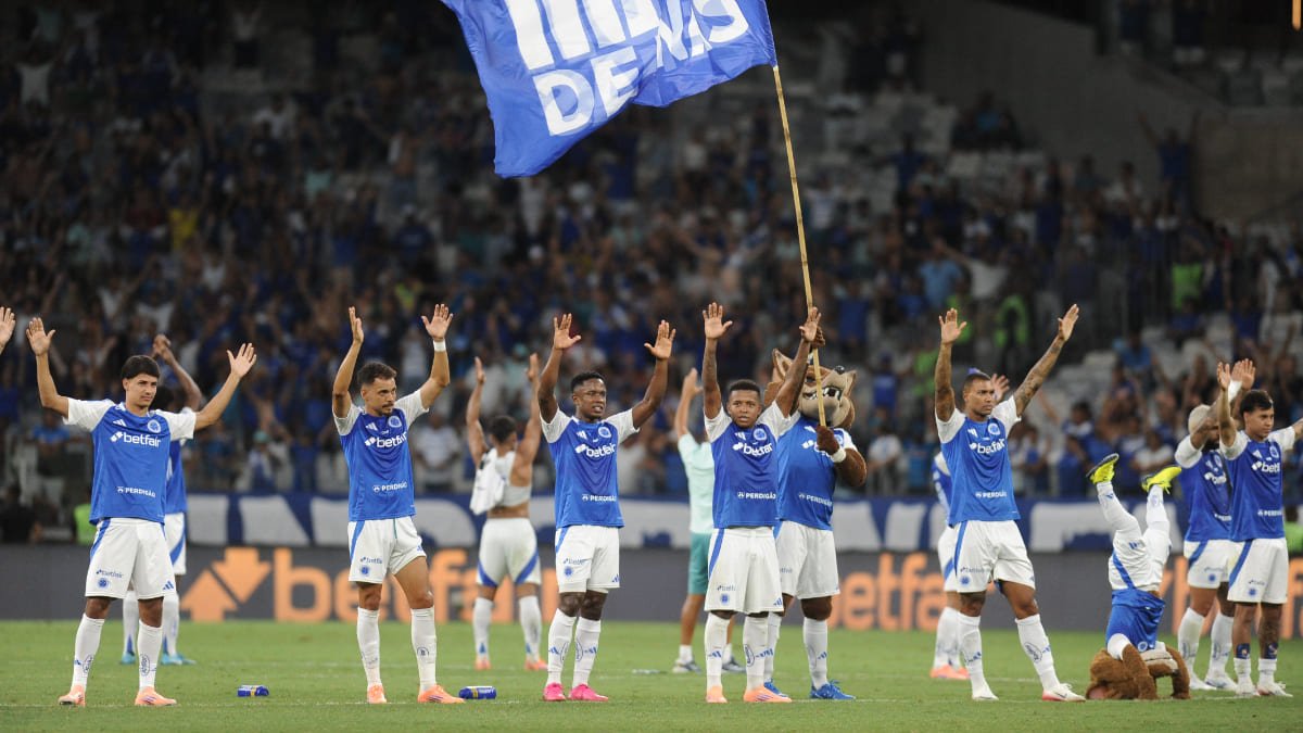 Elenco do Cruzeiro saudando a torcida no Mineirão, em Belo Horizonte (foto: Alexandre Guzanshe/EM/D.A Press)