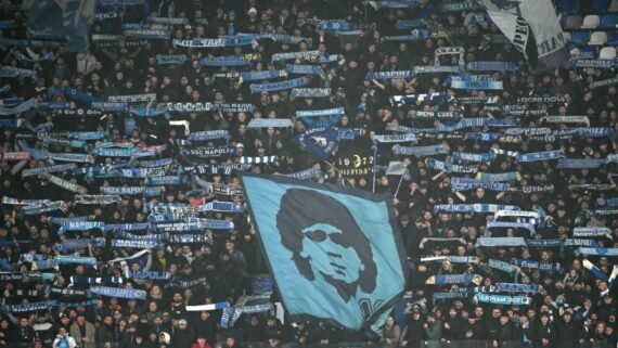 Torcedores do Napoli homenageiam Maradona (foto: Alberto Pizzoli/AFP)