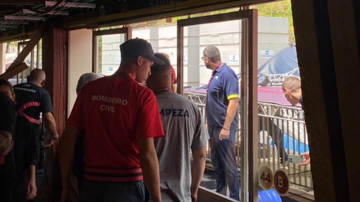 Estrutura foi derrubada por forte ventania durante jogo do Mundial de Clubes Feminino de Vôlei (foto: Rafael Cyrne/No Ataque)