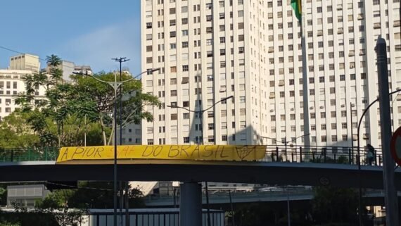 Faixas de protesto de torcedores do Atlético afixadas em avenida de São Paulo (foto: Redes sociais/Reprodução)