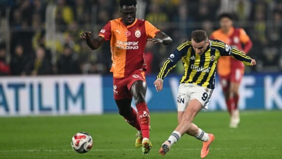 Lance de Fenerbahçe x Galatasaray (foto: Ozan Kose/AFP)