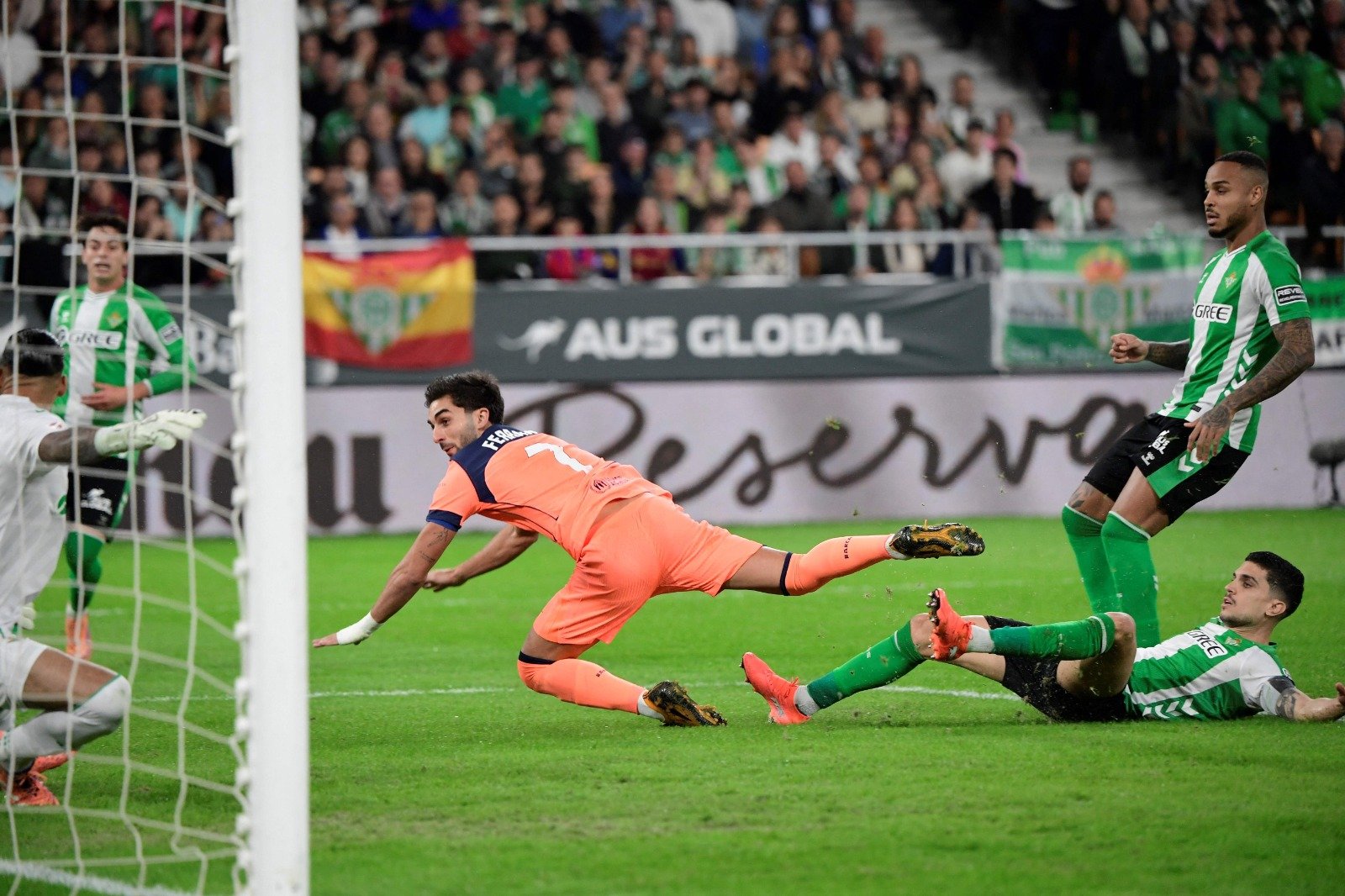 Ferran Torres e atira à bola em Betis x Barcelona (foto: Cristina Quicler/AFP)