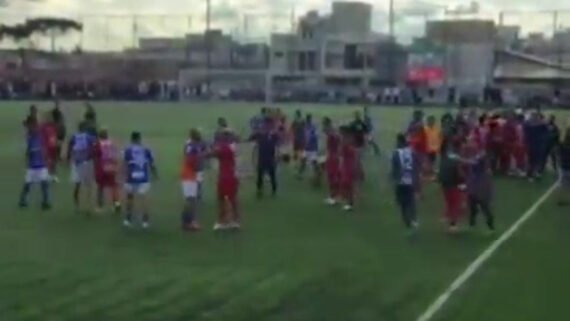 Partida foi interrompida por pancadaria durante as cobranças de pênalti (foto: Reprodução/Redes sociais)