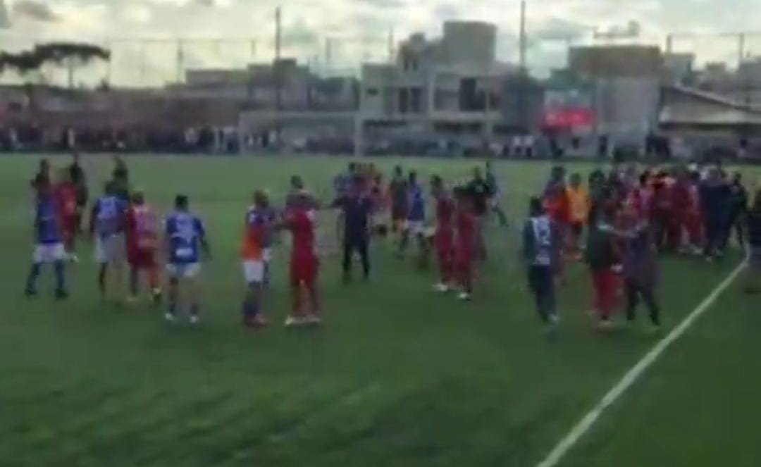 Partida foi interrompida por pancadaria durante as cobranças de pênalti (foto: Reprodução/Redes sociais)