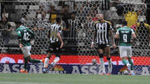 Jogadores do Palmeiras comemoram gol sobre o Atlético - Crédito: 