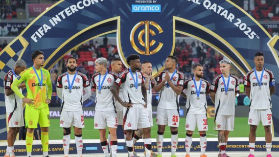 Jogadores do Flamengo lamentam vice-campeonato da Copa Intercontinental (foto: KARIM JAAFAR/AFP)