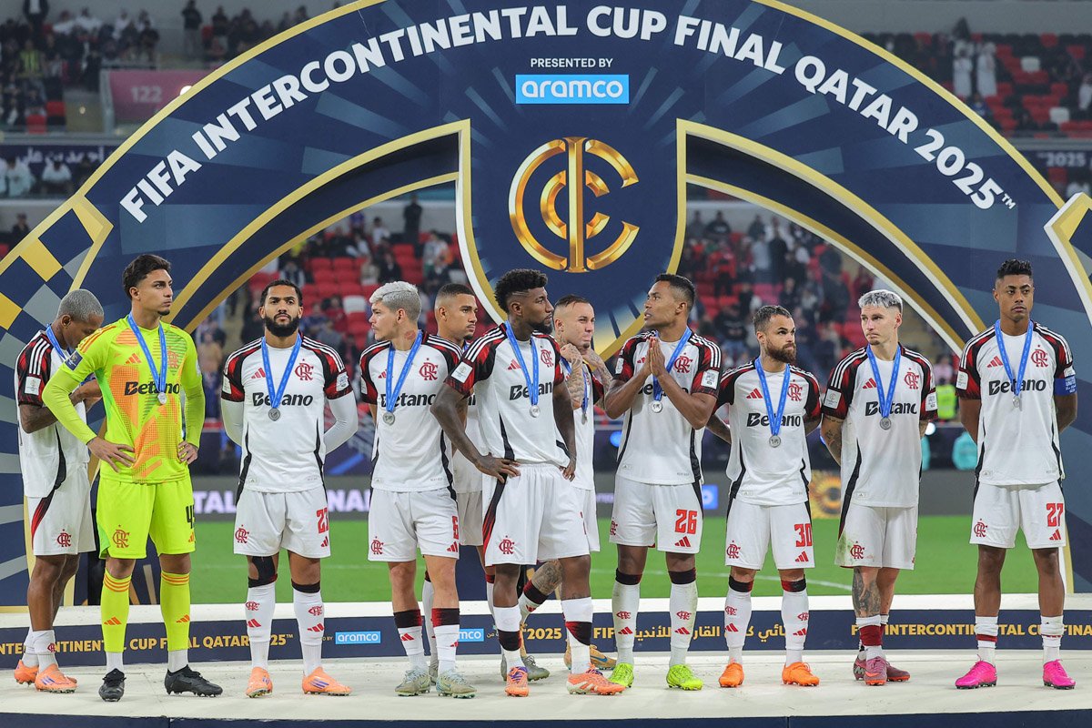 Jogadores do Flamengo lamentam vice-campeonato da Copa Intercontinental (foto: KARIM JAAFAR/AFP)