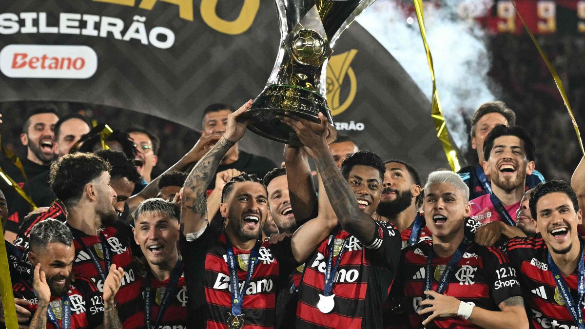 Jogadores do Flamengo comemoram título do Campeonato Brasileiro (foto: MAURO PIMENTEL/AFP - 3/12/2025)