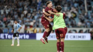 Soteldo comemora gol pelo Fluminense contra o Grêmio com companheiros - Crédito: 