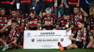 Jogadores do Flamengo com o cheque pelo título da Libertadores - Crédito: 