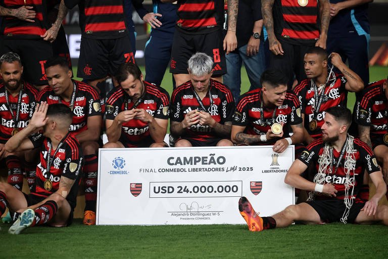 Jogadores do Flamengo com o cheque pelo título da Libertadores (foto: Sebastian Castaneda - 29.nov.2025/Reuters)