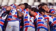 Time do fortaleza reunido durante jogo do Campeonato Brasileiro (foto: Divulgação/Fortaleza)