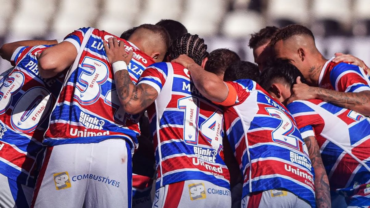 Time do fortaleza reunido durante jogo do Campeonato Brasileiro (foto: Divulgação/Fortaleza)