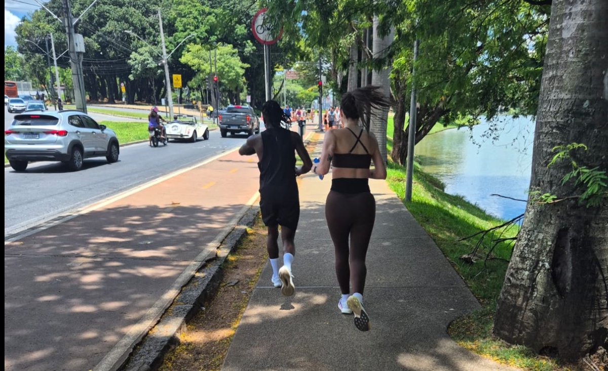 Fred corre na Lagoa da Pampulha, em Belo Horizonte, ao lado da esposa Monique Salum (foto: Vitor de Araújo/No Ataque)
