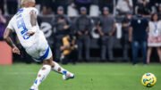 Gabigol teve cobrança defendida por Hugo Souza na disputa de pênaltis entre Cruzeiro e Corinthians na Copa do Brasil (foto: Gustavo Aleixo/Cruzeiro)