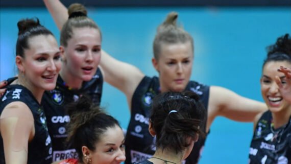 Conegliano, de Gabi Guimarães (direita) comemora ponto em jogo de vôlei (foto: Divulgação/Conegliano)