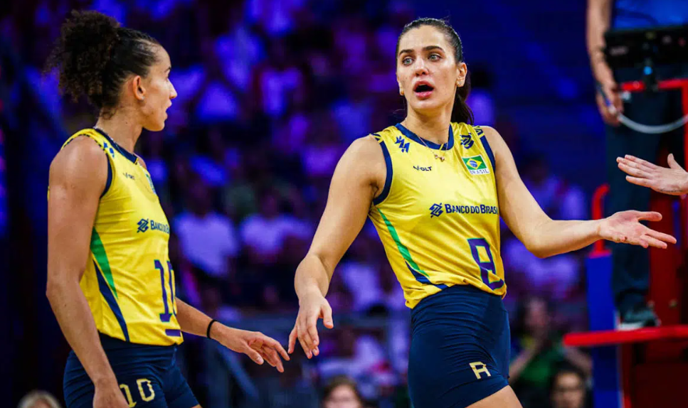 Gabi Guimarães e Júlia Kudiess (foto: Volleyball World)