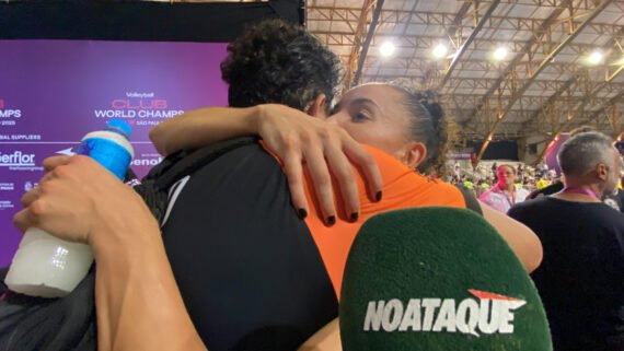 Gabi Guimarães e Luizomar de Moura se abraçam durante entrevista (foto: Rafael Cyrne/No Ataque)